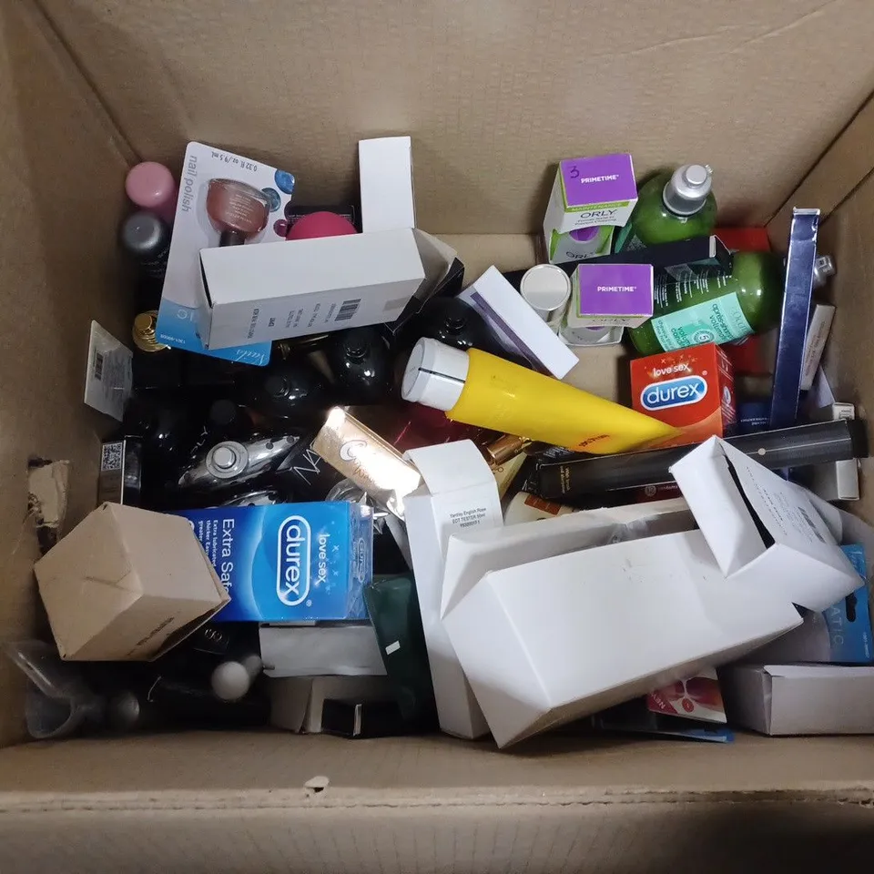 APPROXIMATELY 30 ASSORTED COSMETIC GOODS TO INCLUDE CLARINS SHAMPOO (200ml), BREAKING BAD TESTER (75ml), CLINIQUE MAXIMUM HYDRATOR TESTER, ETC