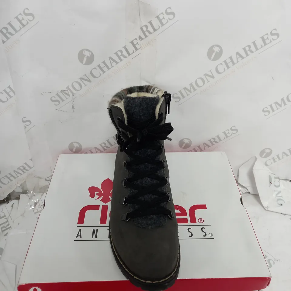 BOXED RIEKER MULTI CUFF HIKING BOOTS, GREY/NAVY - SIZE 3.5 
