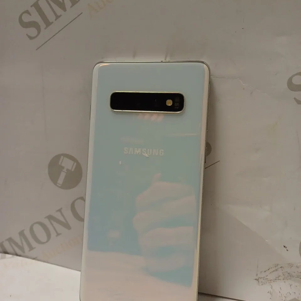 BOXED SAMSUNG GALAXY S10 SMARTPHONE IN WHITE