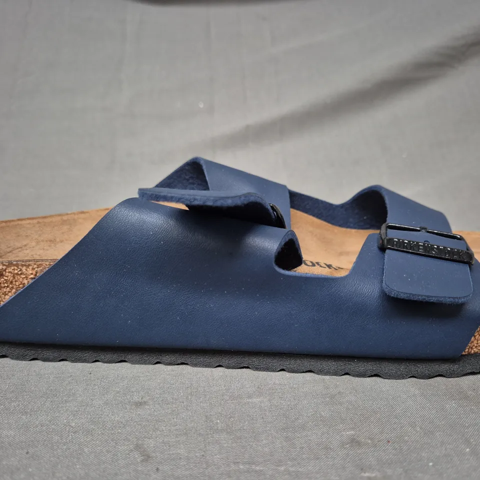 BOXED PAIR OF BIRKENSTOCK ARIZONA BS SANDALS IN NAVY UK SIZE 10.5