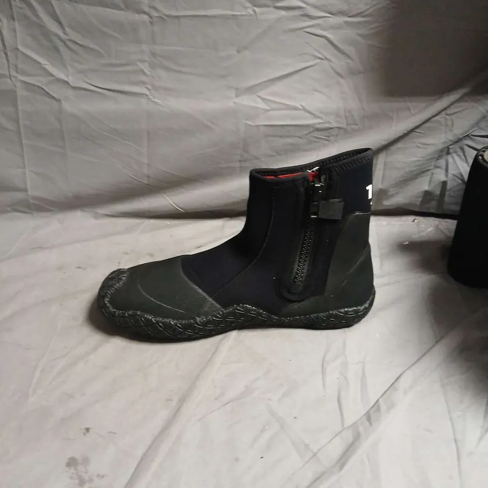 PALM NEOPRENE ANKLE BOOT, BLACK WITH ZIP – SIZE UK 14