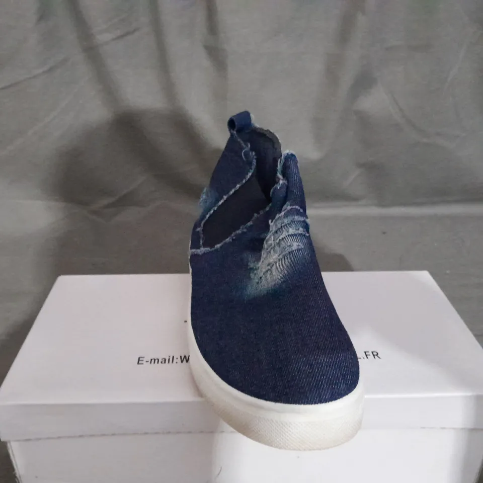 APPROXIMATELY 12 BOXED PAIR OF BLUE SLIP ON TRAINERS IN VARIOUS SIZES TO INCLUDE SIZE 37EU 