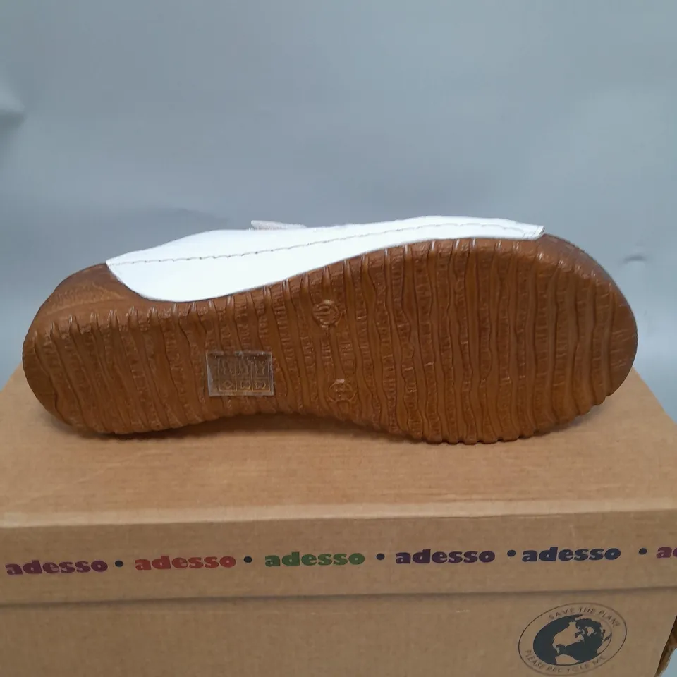 BOXED PAIR OF ADESSO FRANCES MULES IN WHITE UK SIZE 5