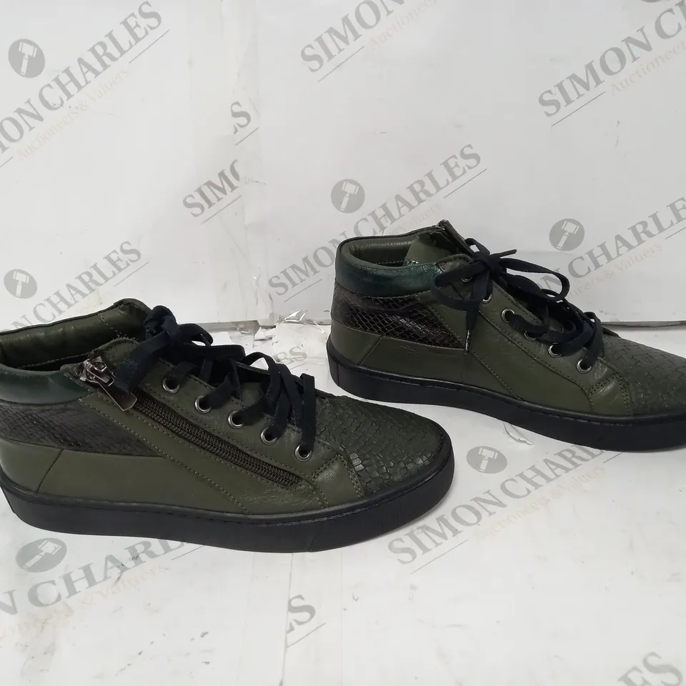 ADESSO LUNA ZIP TRAINER OLIVE SIZE 5 - BOXED 