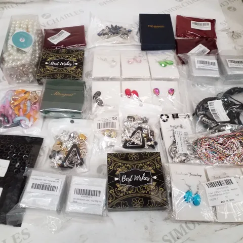 BOX CONTAINING LARGE QUANTITY OF ASSORTED JEWELLERY & ACCESSORIES ITEMS TO INCLUDE NECKLACES, BRACELETS & TONGUE PIERCING 