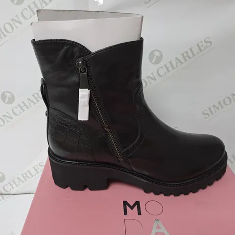 MODA IN PELLE BLACK LEATHER ZIPPED BOOTS SIZE 7