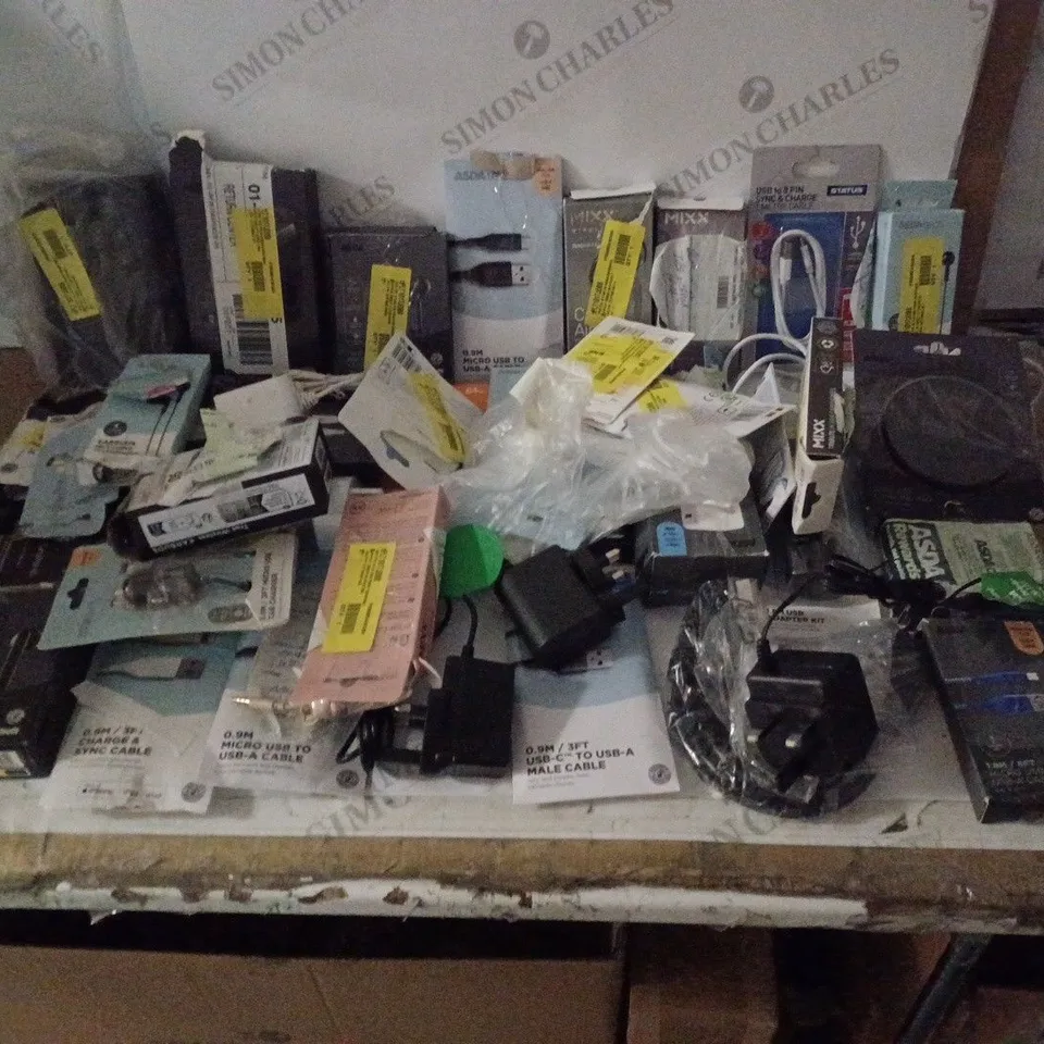 GROUP OF APPROX. 45 ASSORTED TECH ITEMS TO INCLUDE EARPHONES, USB CABLES, PHONE CHARGERS ETC