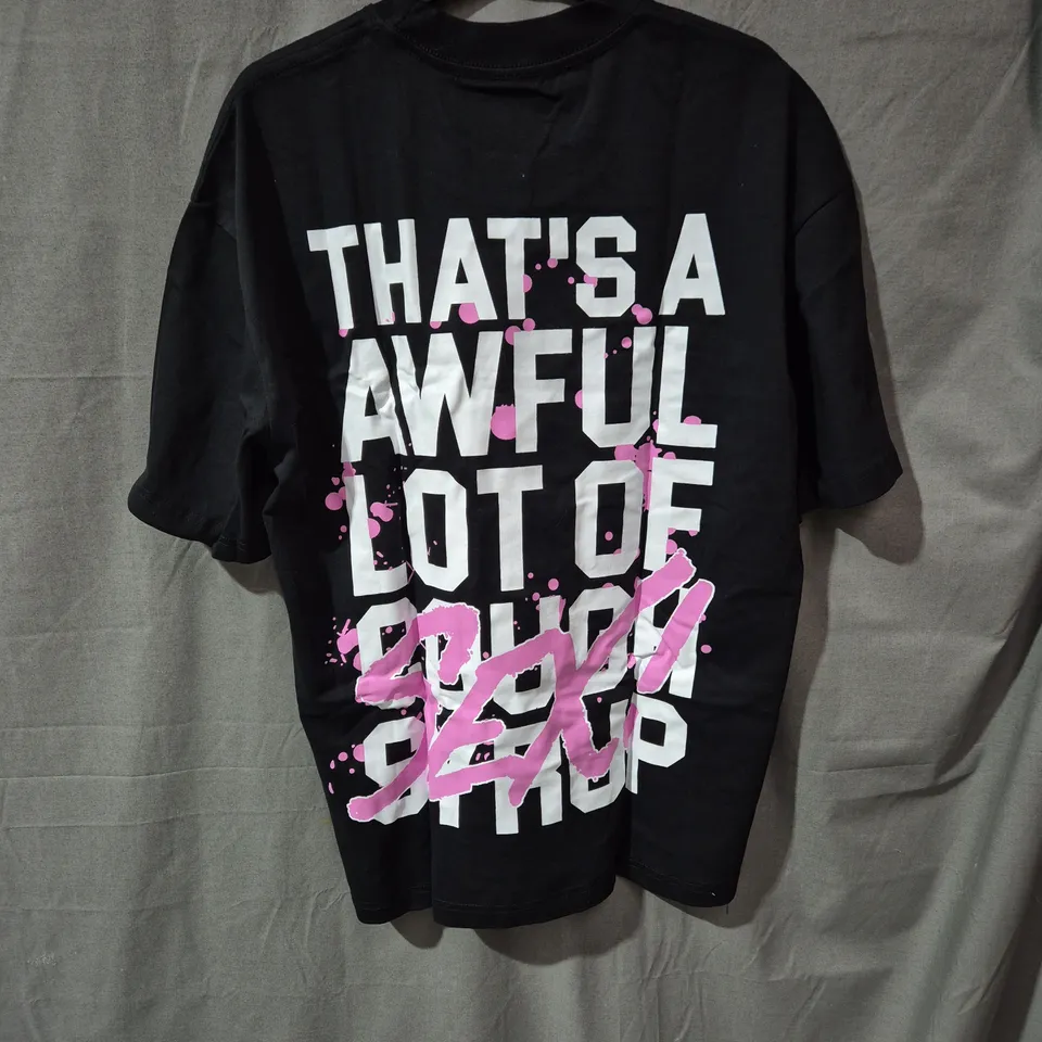 BLACK GRAPHIC T-SHIRT WITH PINK SPLASH DESIGN SIZE M