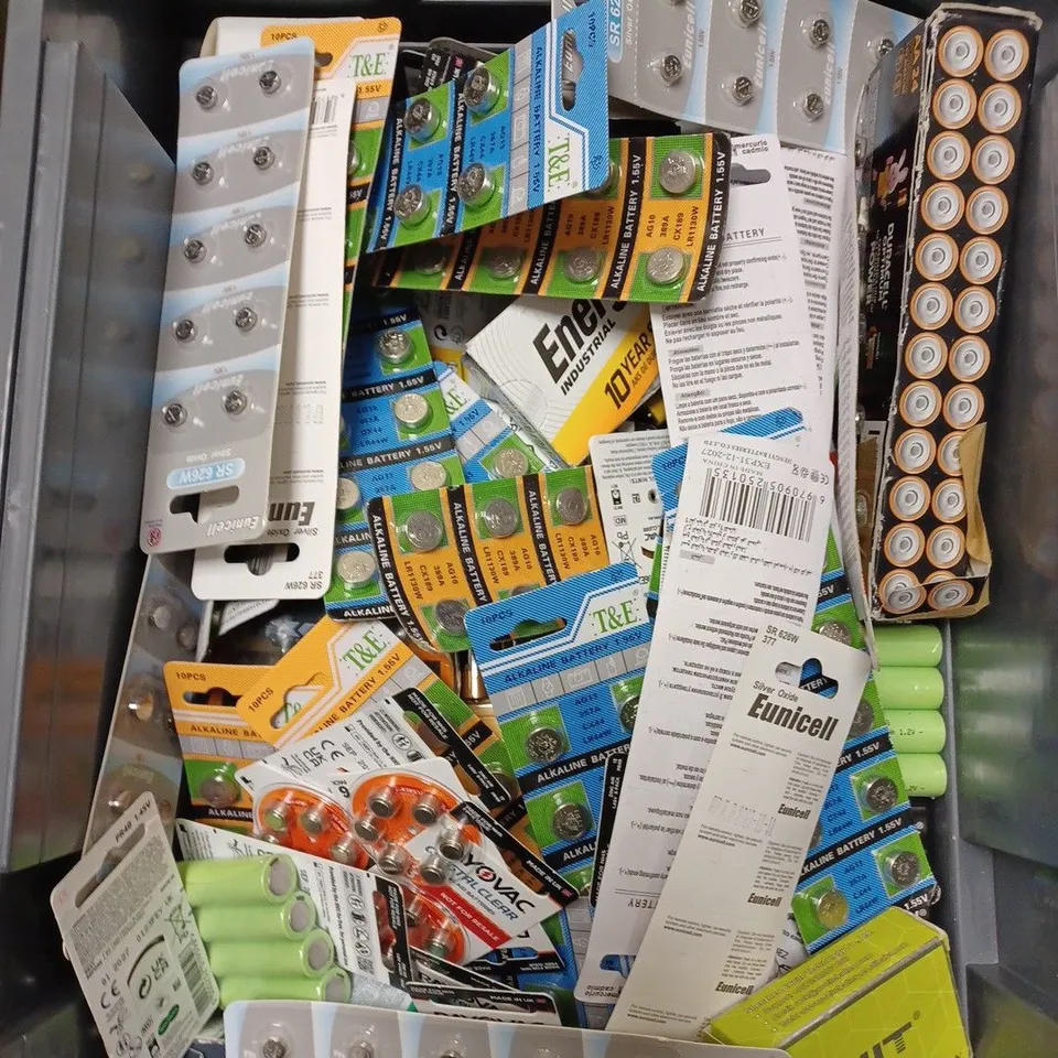 APPROXIMATELY 35 ASSORTED BATTERY PRODUCTS TO INCLUDE BUTTON BATTERIES, RECHARGEABLES, AA ETC  