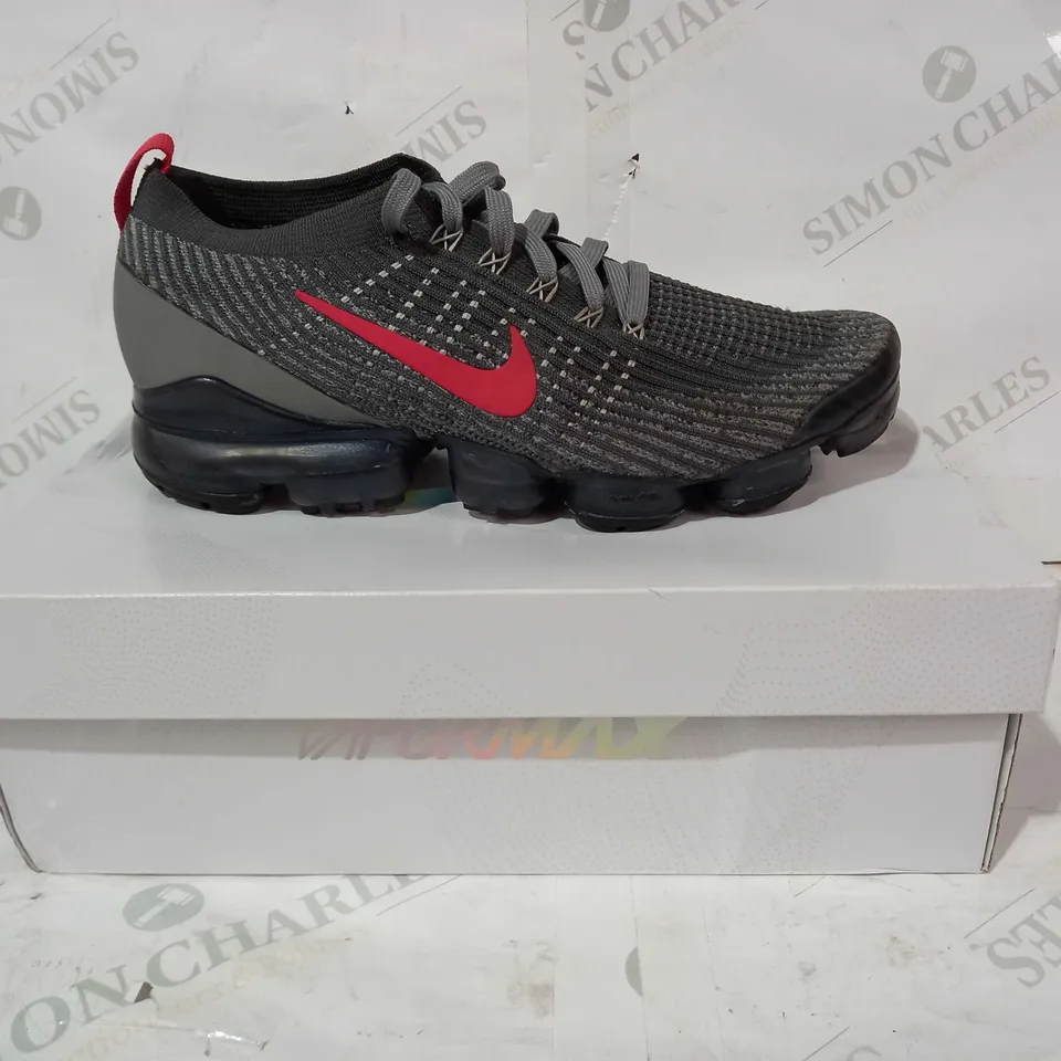 BOXED PAIR OF NIKE AIR VAPORMAX FLYKNIT 3 IN GREY/RED UK SIZE 8.5