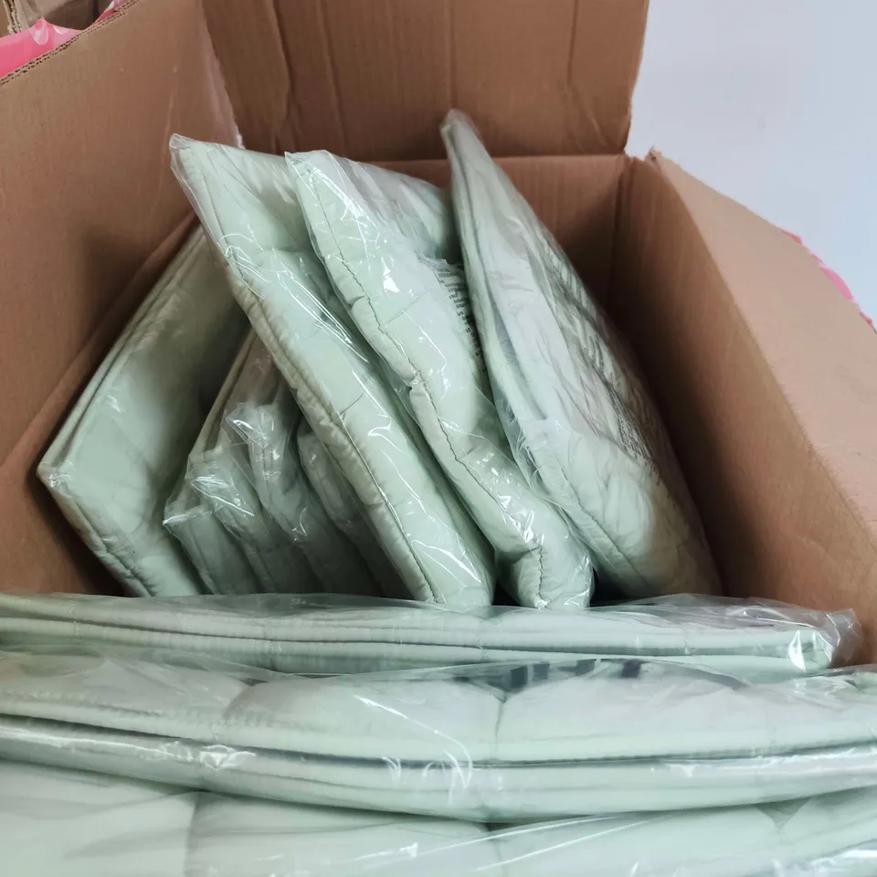 BOX OF APPROXIMATELY 20 ASSORTED ITEMS TO INCLUDE CLOUDLITE LAPTOP CLUTCH GUNMETAL/METALLIC ETC