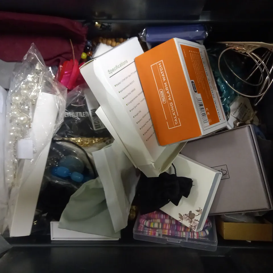 LOT OF APPROXIMATELY 20 JEWELLERY ITEMS, TO INCLUDE EARRINGS, NECKLACES, ETC