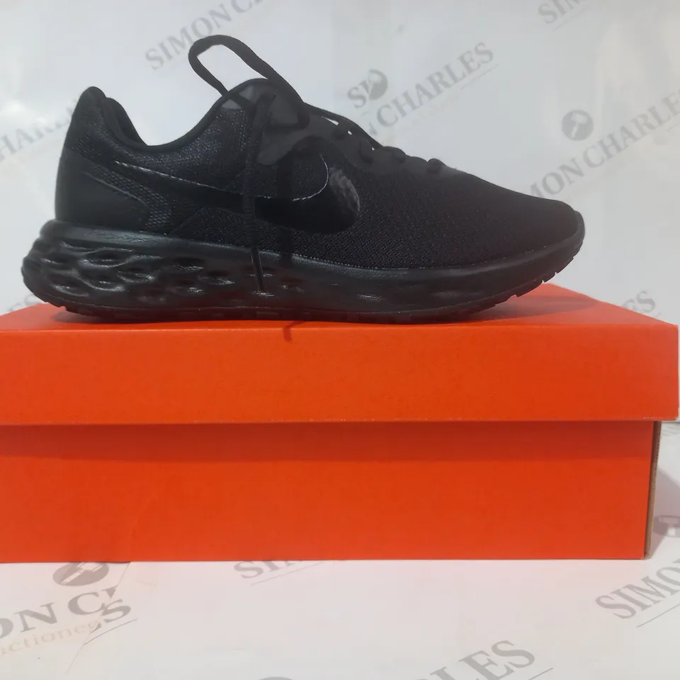 BOXED PAIR OF NIKE REVOLUTION 6 NN SHOES IN BLACK UK SIZE 7