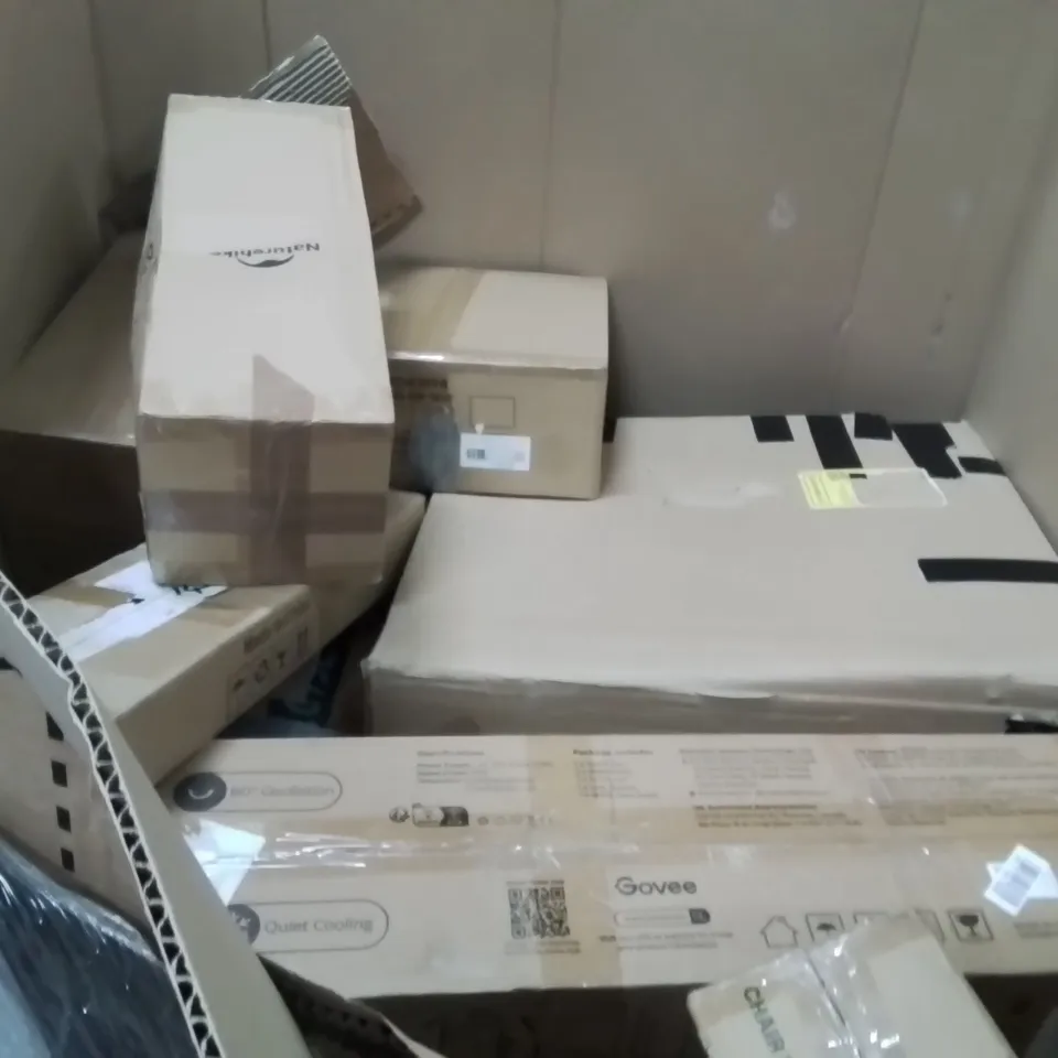 PALLET OF ASSORTED HOUSEHOLD GOODS AND PRODUCTS TO INCLUDE;TODDLER TOWER,MICROWAVE,DOG CAR SEAT