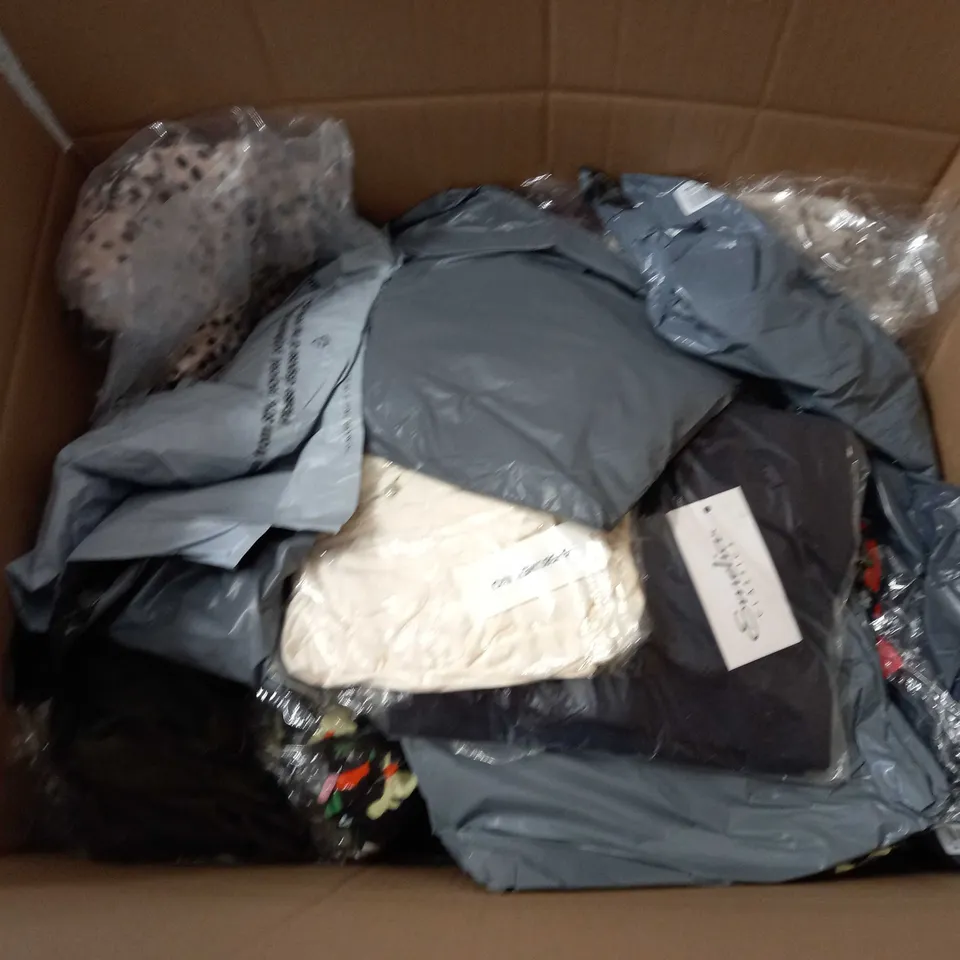 LARGE QUANTITY OF ASSORTED CLOTHING ITEMS TO INCLUDE - MAISON DE NIMES - EMELIA