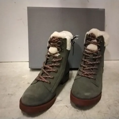 BOXED VIONIC BOOTS SIZE 4 , OLIVE , 4 PAIRS