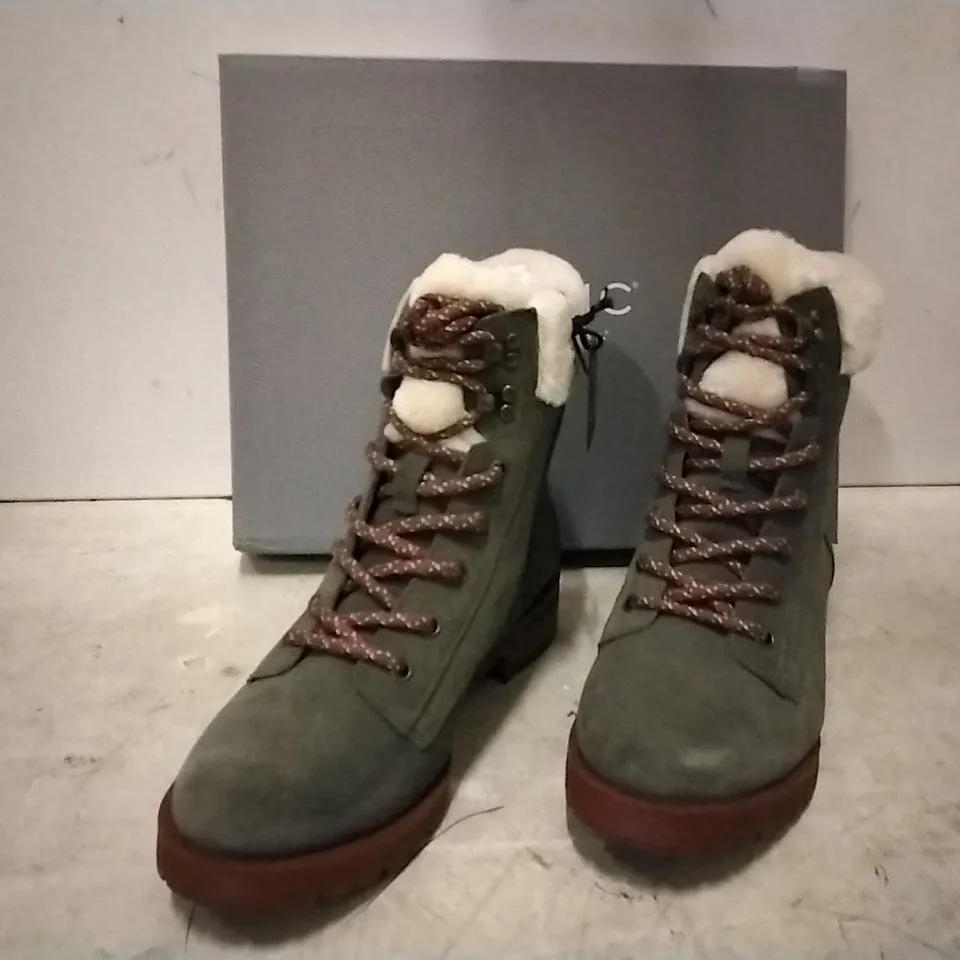 BOXED VIONIC BOOTS SIZE 4 , OLIVE , 4 PAIRS 
