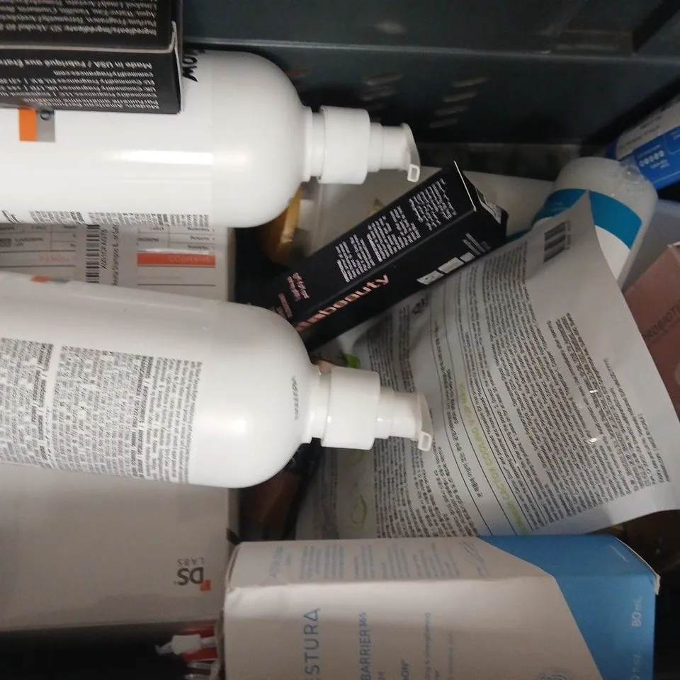 APPROXIMATELY 12 ASSORTED COSMETIC ITEMS INCLUDING VARIOUS MAKES AND BRANDS - COLLECTION ONLY
