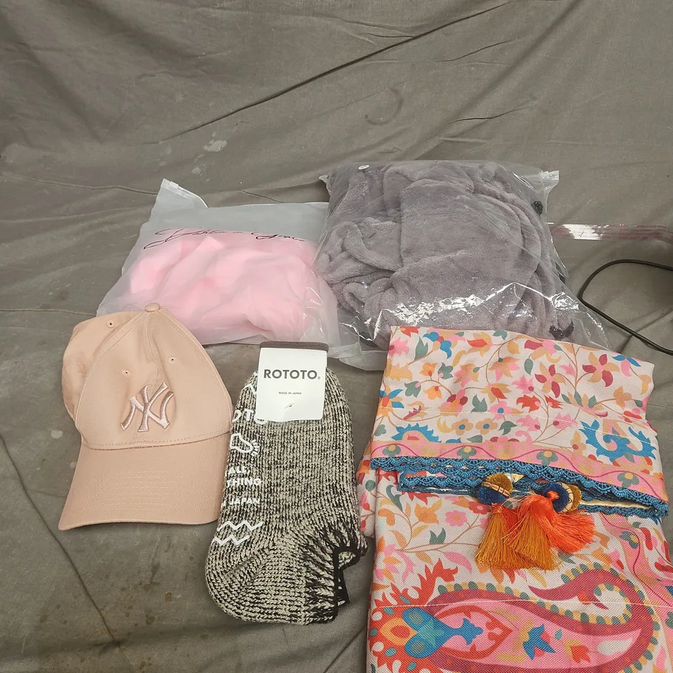 APPROXIMATELY 20 ASSORTED CLOTHING PRODUCTS IN VARIOUS STYLES & SIZES TO INCLUDE PANTS, T-SHIRTS, DRESSES ETC