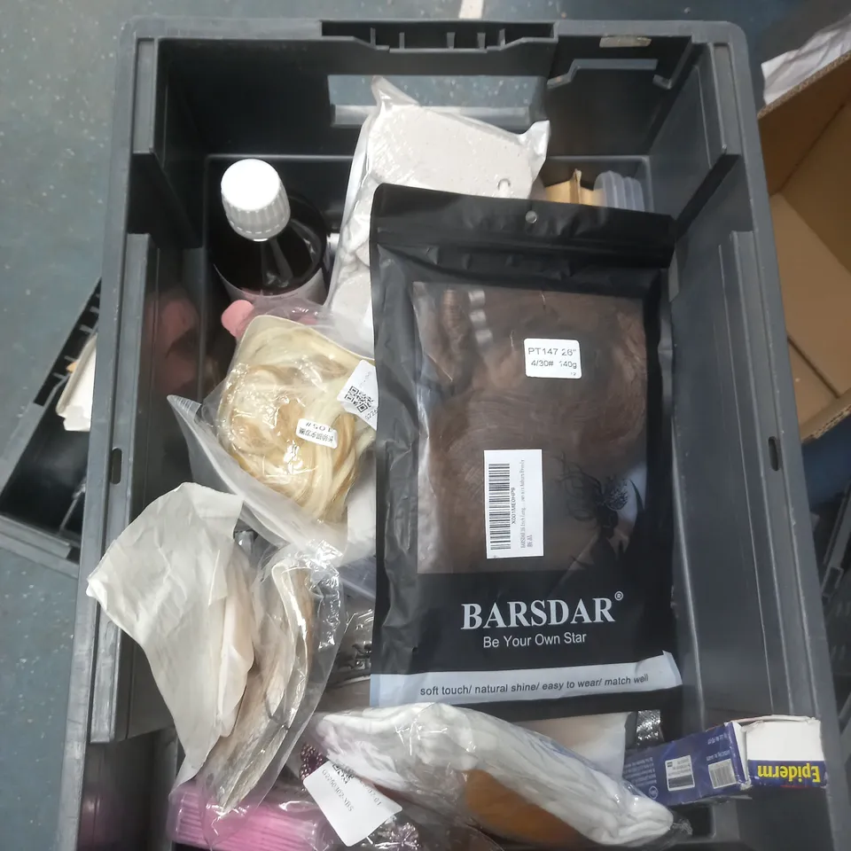 APPROXIMATELY 20 ASSORTED COSMETIC PRODUCTS TO INCLUDE MANSCAPED BODY WASH, RADOX SHOWER GEL AND COLGATE MOUTHWASH
