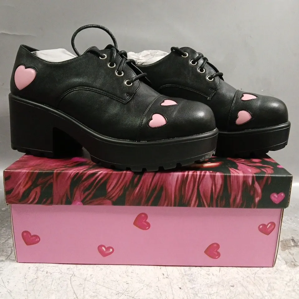 BOXED PAIR OF KOI SHOES IN BLACK W. PINK HEARTS SIZE UK 8