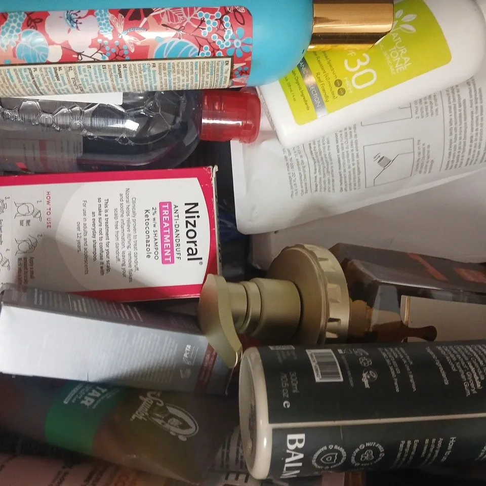 APPROXIMATELY 15 ASSORTED COSMETIC ITEMS INCLUDING VARIOUS MAKES AND BRANDS - COLLECTION ONLY