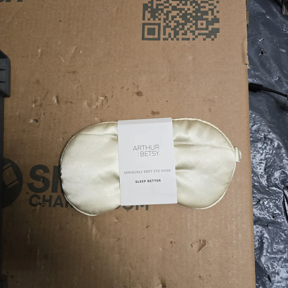 TOTE OF APPROXIMATELY 20 ASSORTED COSMETICS TO INCLUDE:ATHUR BETSY EYE MASK