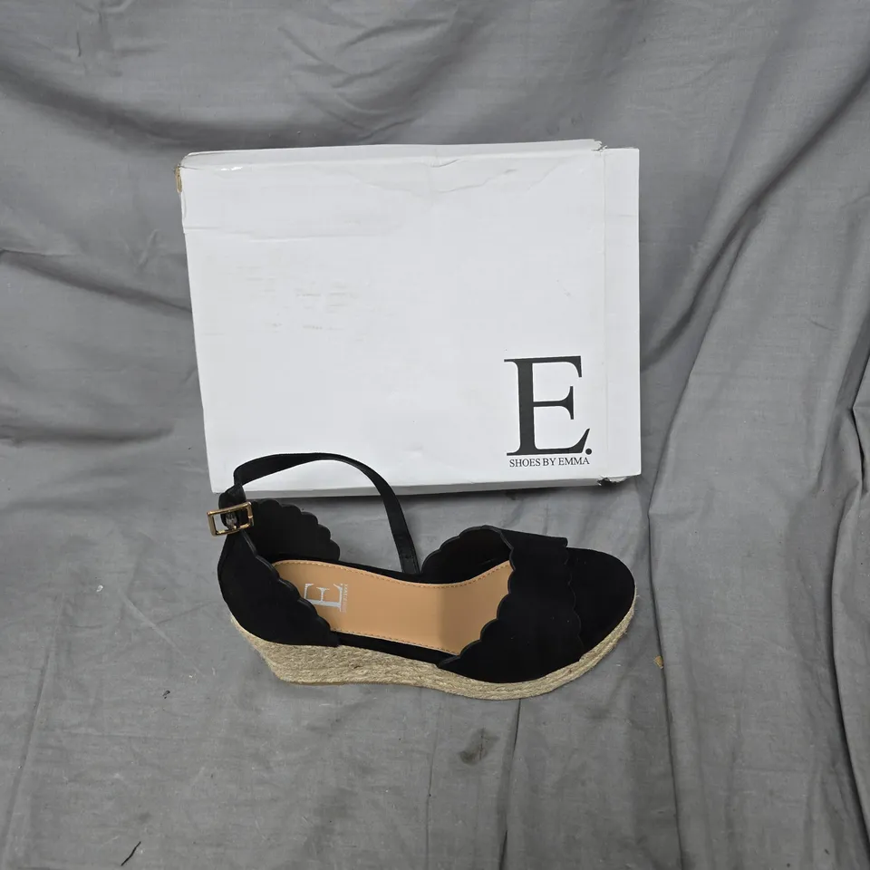 E. SHOES BY EMMA BLACK SCALLOPED ESPADRILLE WEDGE SANDALS – UK 6