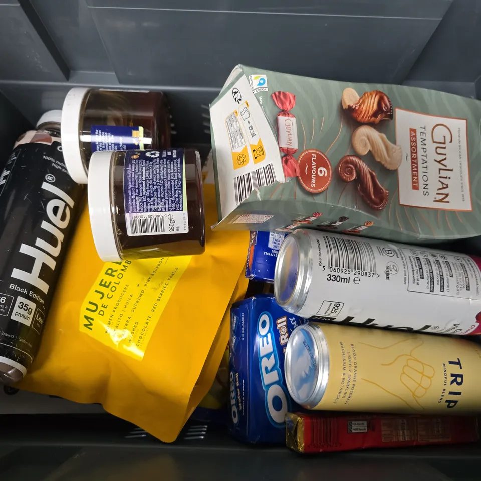 APPROXIMATELY 15 ASSORTED FOOD & DRINK ITEMS TO INCLUDE HUEL CHOCOLATE, MILK CRISPY ROLLS, JUST BEE SLEEPTIME HONEY,  ETC - COLLECTION ONLY