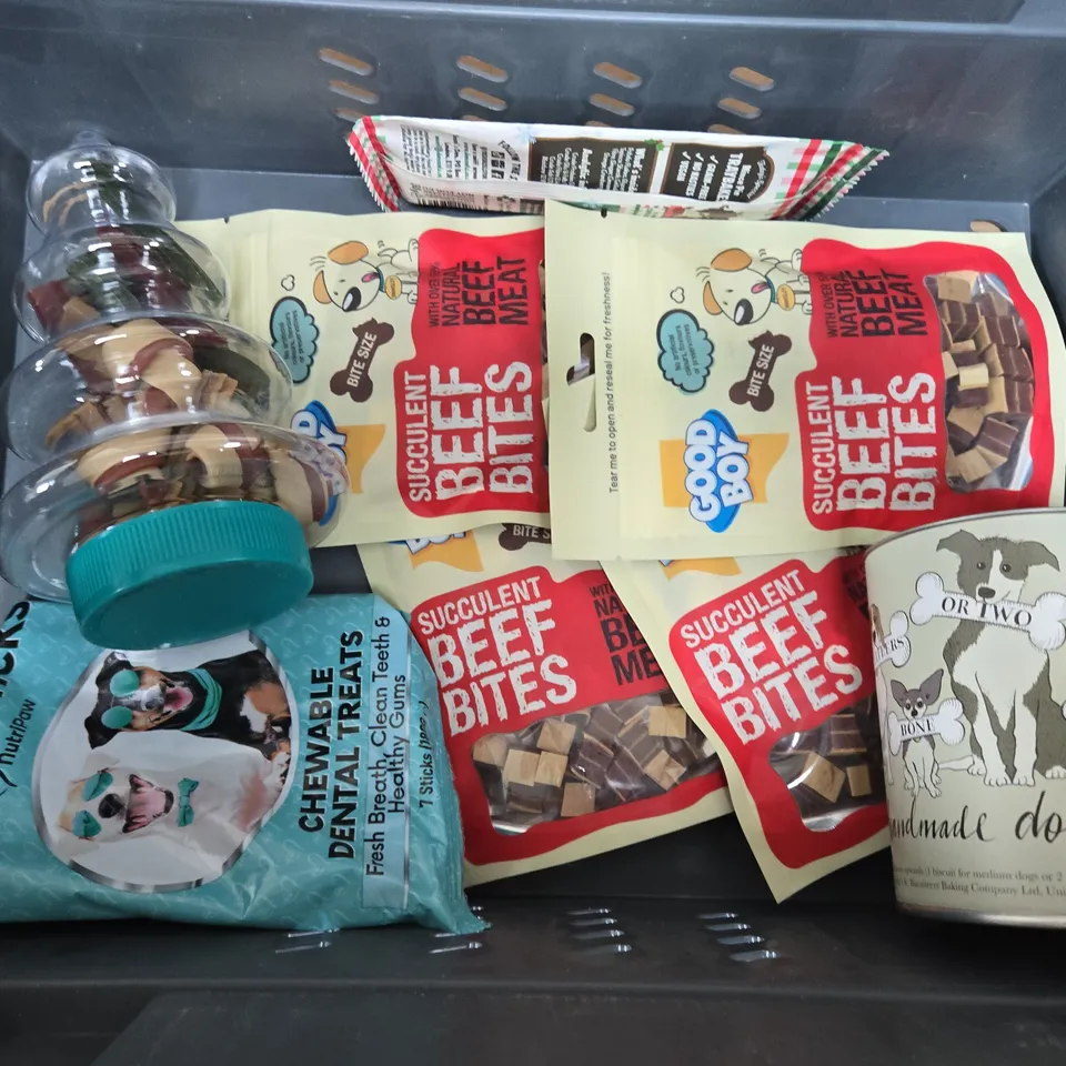 APPROXIMATELY 7 ASSORTED DOG TREATS & FOOD TO INCLUDE DENTAL STICKS, SUCCULENT BEEF BITES, CARROT & APPLE BISCUITS, ETC