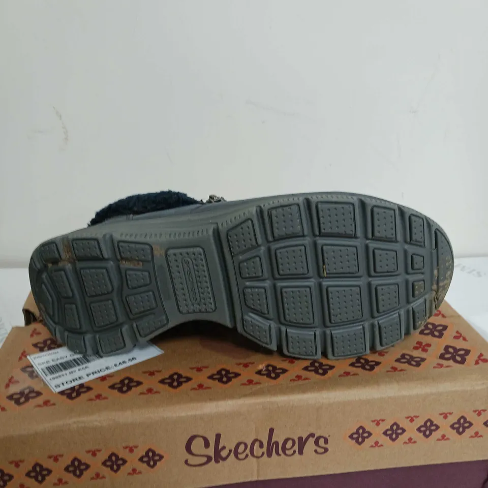 SKETCHERS EASY GOING BOOT IN TAN SIZE 5.5