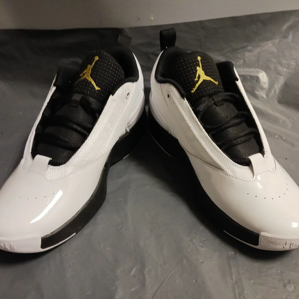 BOXED PAIR OF JORDAN MAX AURA 6 SHOES IN WHITE/BLACK/GOLD SIZE UK 9