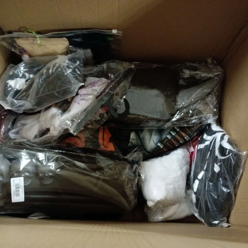 LOT OF APPROXIMATELY 20 ASSORTED FANCY DRESS ITEMS TO INCLUDE RUBIES TOP HAT