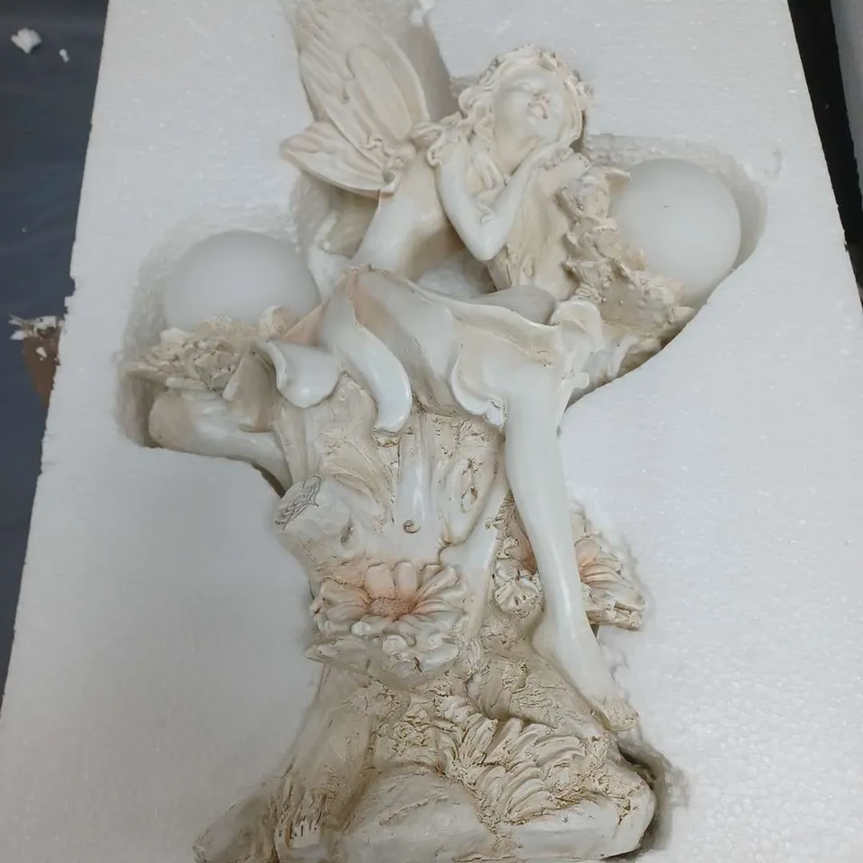 LOT OF APPROXIMATELY 7 HOUSEHOLD ITEMS TO INCLUDE GARDEN STATUE AND FESTIVE DECORATIONS