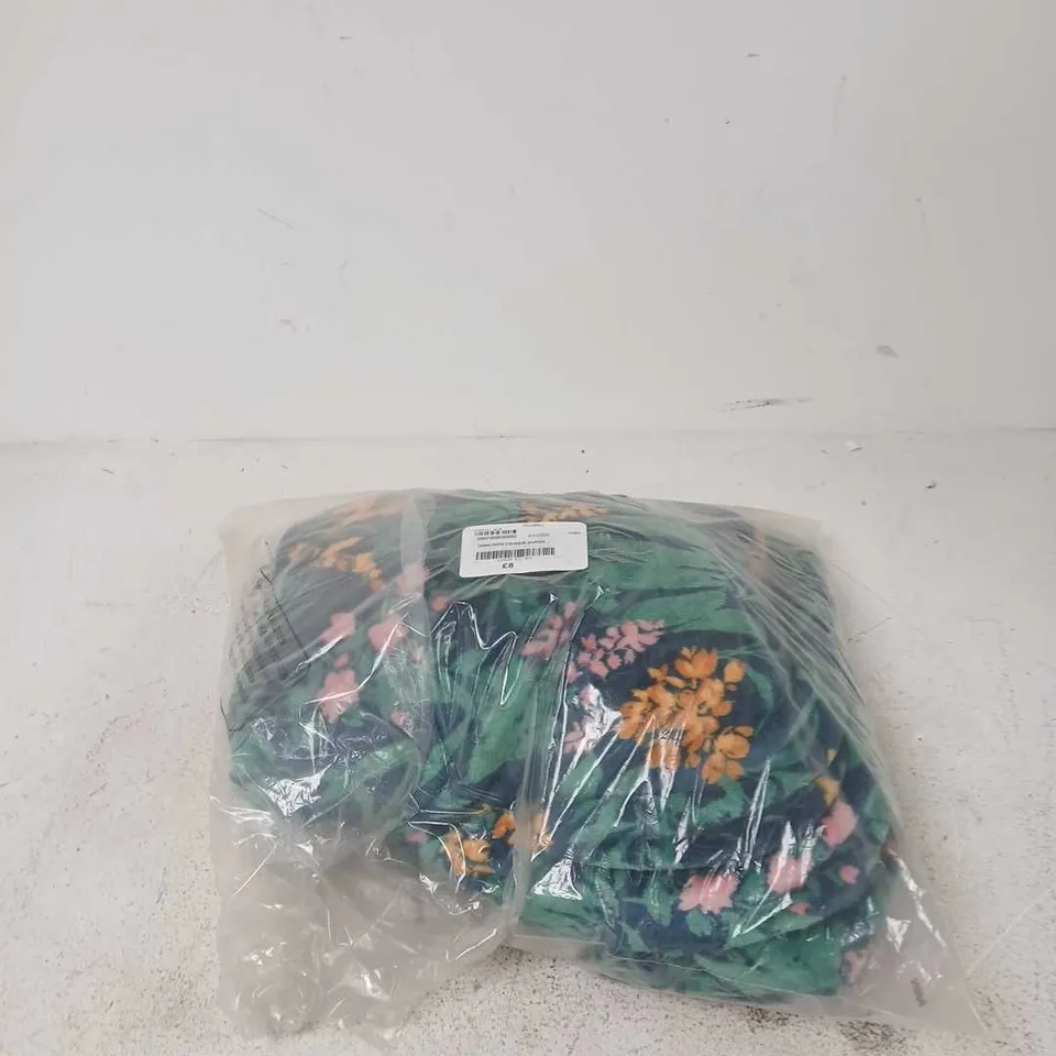 BOX OF APPROXIMATELY 15 ASSORTED ITEMS TO INCLUDE: VELVETSOFT THROW
