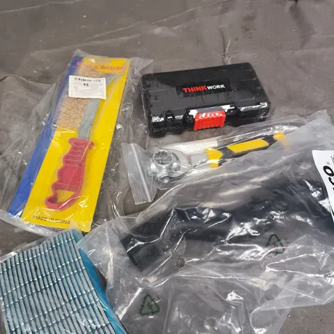 APPROXIMATELY 15 ASSORTED VEHICLE PARTS/ACCESSORIES TO INCLUDE WHEEL BEARING WEIGHTS, KNIFE BRUSH, INNER TUBE ETC 