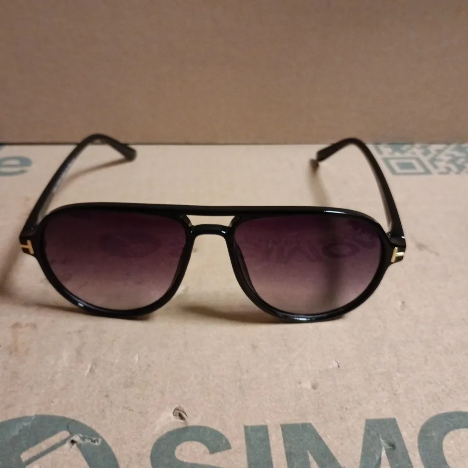 BOXED TOM FORD BLACK FRAME SUNGLASSES  WITH GRADIENT LENSES