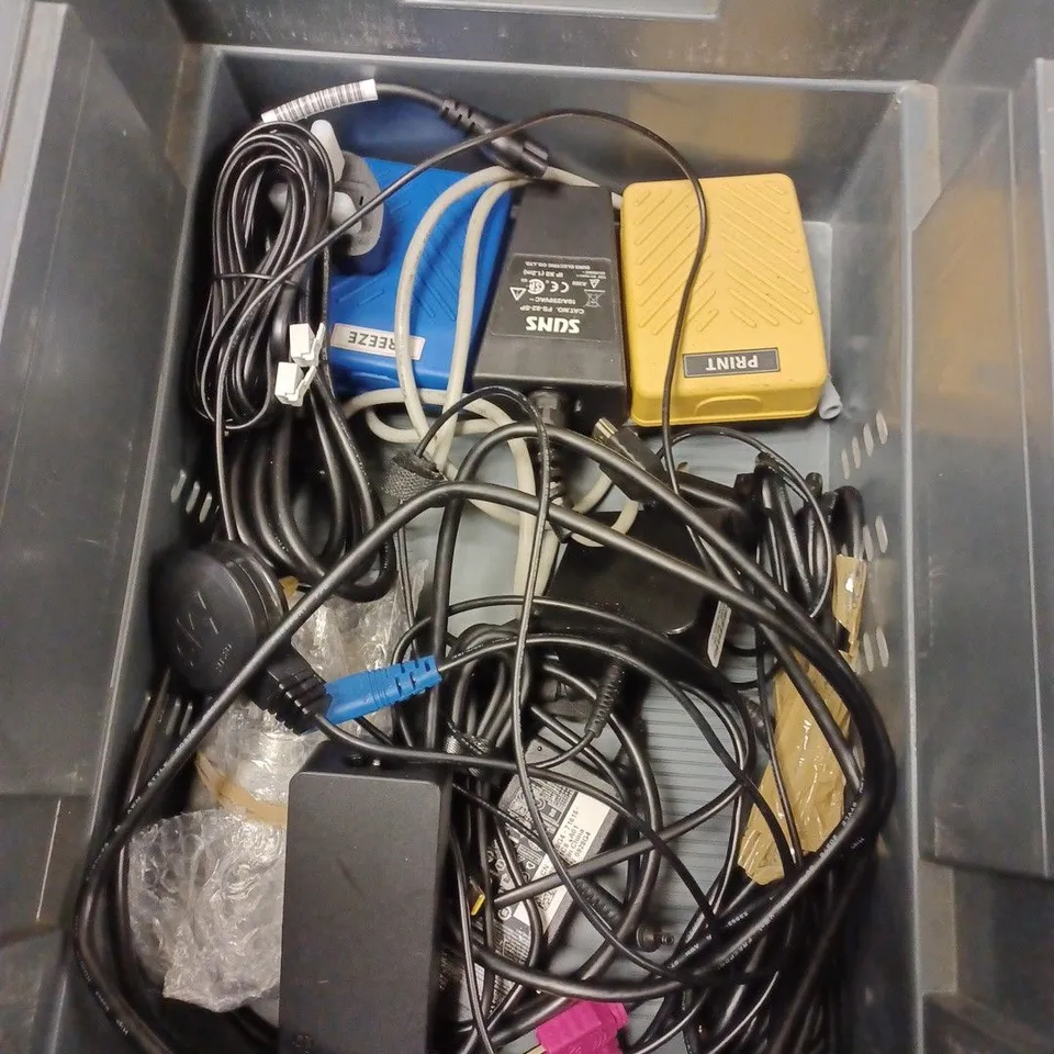 BOX TO CONTAIN APPROX. 10 X ASSORTED TECH PRODUCTS. INCLUDES PC COOLING FAN, CABLES ETC 