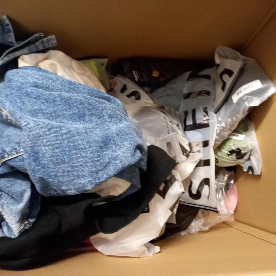 LOT OF APPROX 20 ASSORTED CLOTHING ITEMS VARYING IN SIZE/COLOUR/STYLE TO INCLUDE: TROUSERS, DRESSES, TOPS
