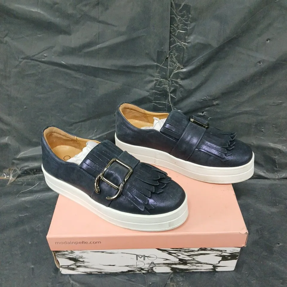 BOXED PAIR OF MODA IN PELLE TASSLE TRAINER NAVY 