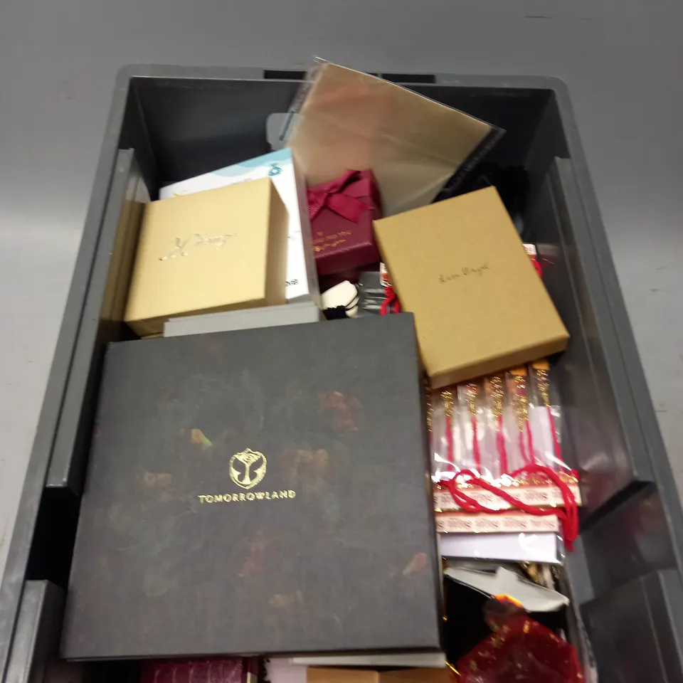 APPROXIMATELY 30 ASSORTED JEWELLERY PRODUCTS TO INCLUDE RINGS , WATCHES , NECKLACES , ETC  
