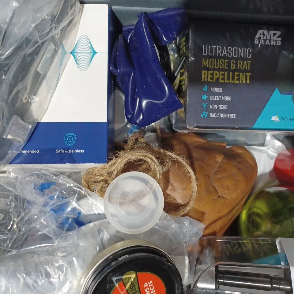 APPROXIMATELY 15 ASSORTED HOUSEHOLD ITEMS TO INCLUDE SET OF 12 FINELINERS, SHOE POLISH, ETC
