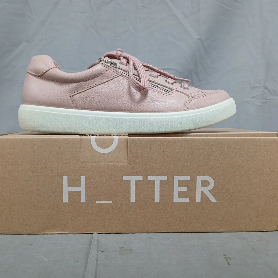 BOXED PAIR OF HOTTER CHASE II WIDE SHOES IN BLUSH SIZE UK 4.5