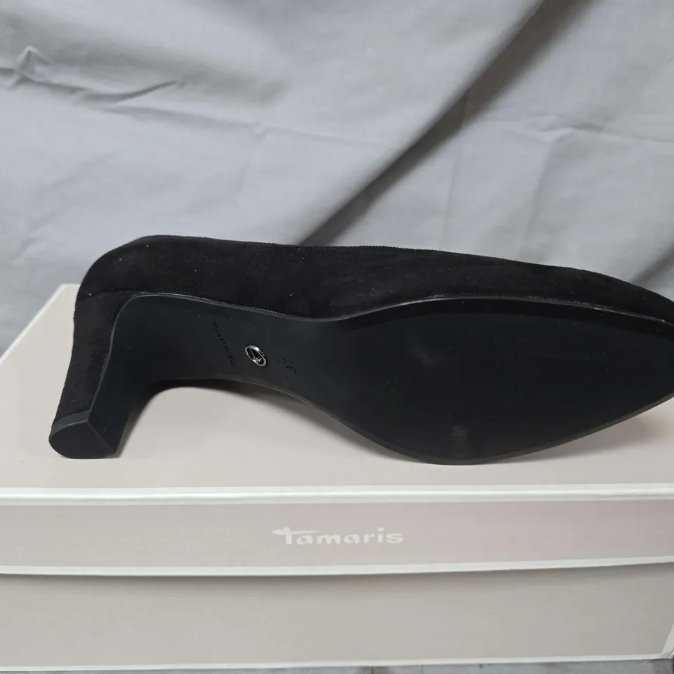 BOXED PAIR OF TAMARIS POINTED TOE HEELS IN BLACK - US 6.5