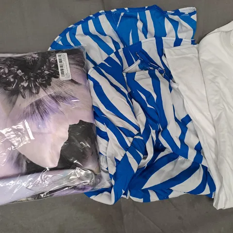 BOX OF APPROXIMATELY 20 ASSORTED CLOTHING & FASHION ITEMS IN VARIOUS STYLES AND SIZES