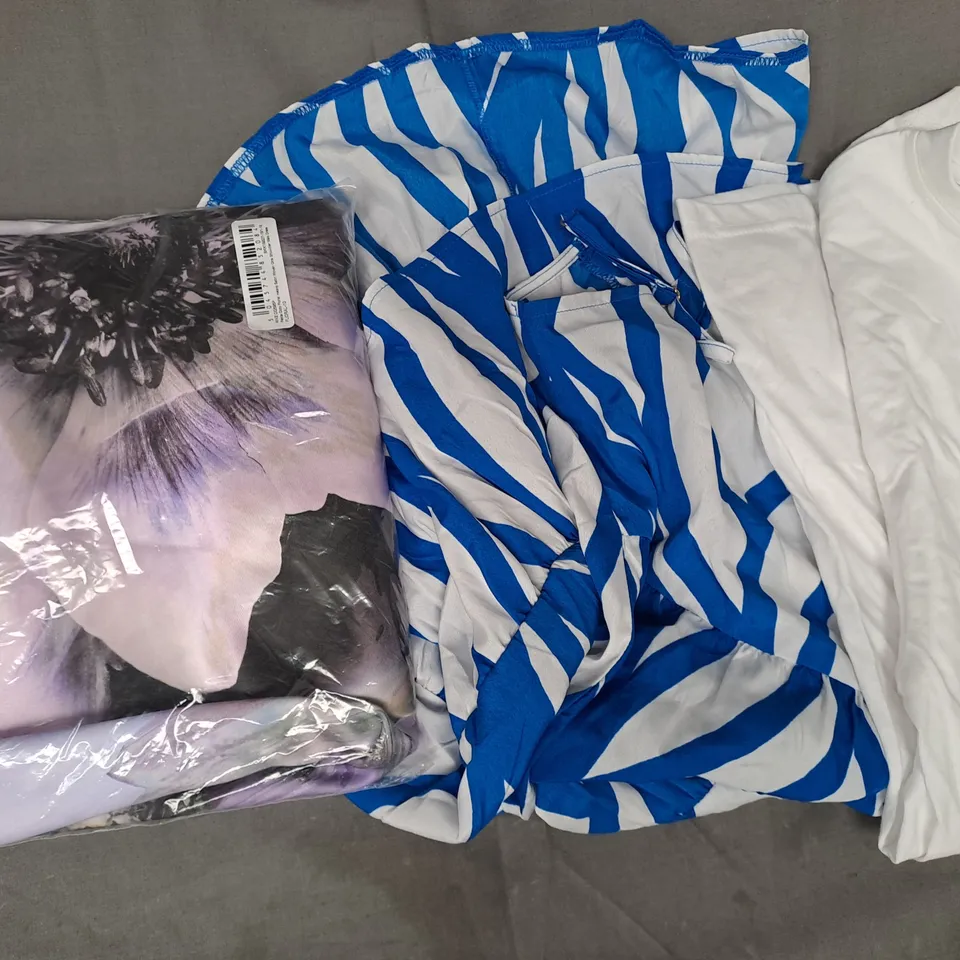 BOX OF APPROXIMATELY 20 ASSORTED CLOTHING & FASHION ITEMS IN VARIOUS STYLES AND SIZES