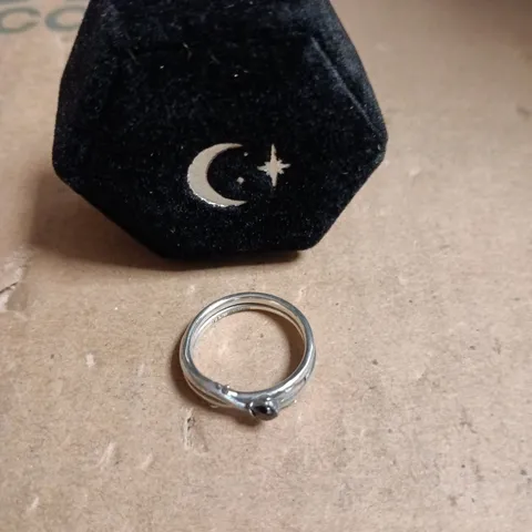 THORN THEMED TWISTED RING WITH BLACK STONE - 925 STAMP