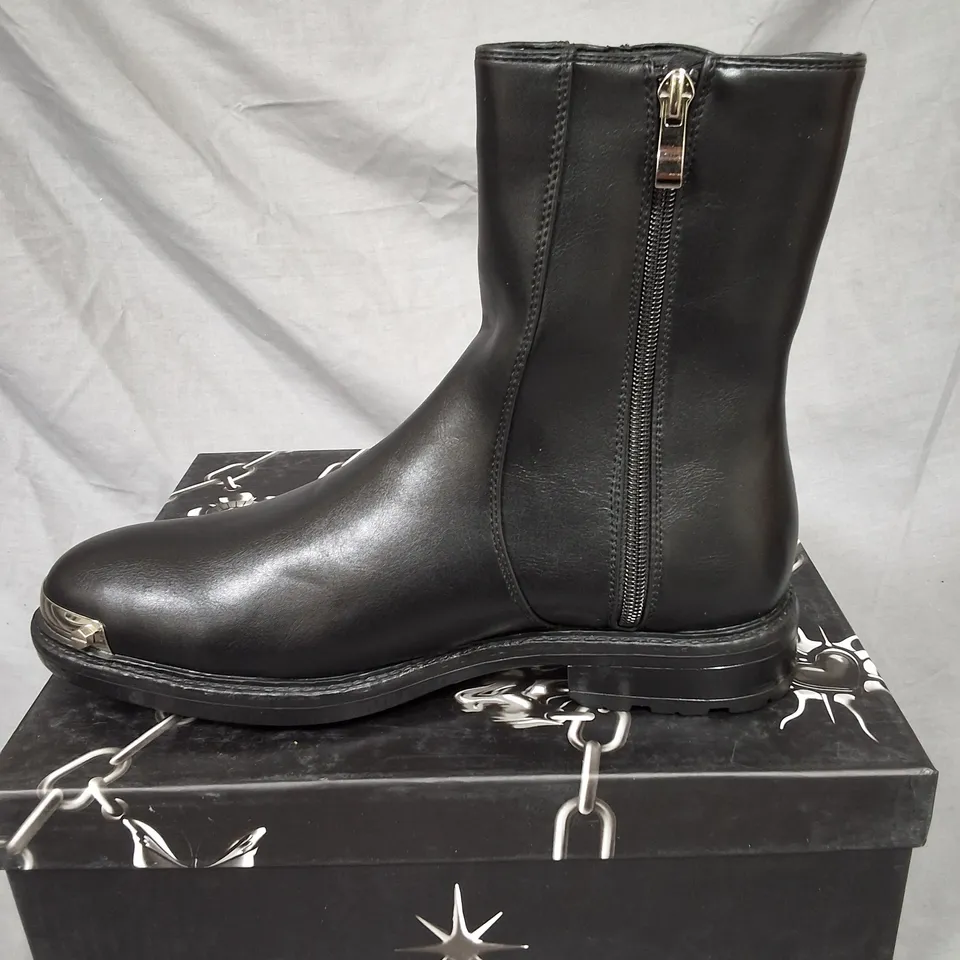 BOXED KOI REGICIDE MENS ZIP UP BOOTS IN BLACK - UK 8