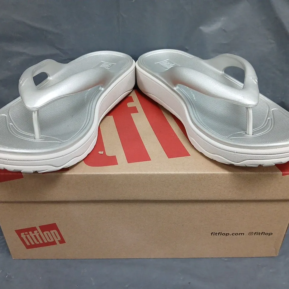 BOXED PAIR OF FITFLOP RELIEF TOE-POST SANDALS IN METALLIC SILVER SIZE UK 9