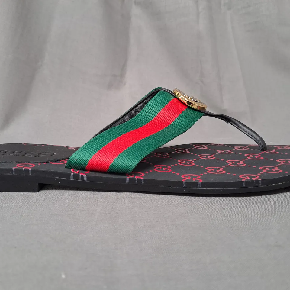PAIR OF GUCCI TOE-POST SANDALS IN MULTICOLOUR EU SIZE 42